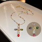 📿 NÅ 50 % RABATT ✨Fargerikt Halskjede med Korsanheng og Rhinsteiner 💎 Elegant design, glitrende steiner, perfekt til alle anledninger ✨