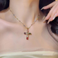 📿 NÅ 50 % RABATT ✨Fargerikt Halskjede med Korsanheng og Rhinsteiner 💎 Elegant design, glitrende steiner, perfekt til alle anledninger ✨