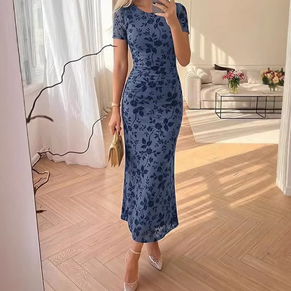 Figursydd kjole med blomsterprint og tyll